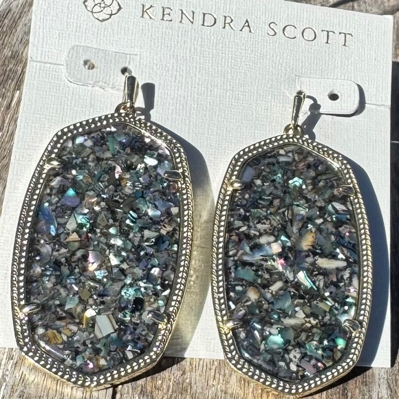 Kendra Scott Danielle Earrings – Limited Edition Purple Crushed Abalone – Gold - Picture 3 of 4